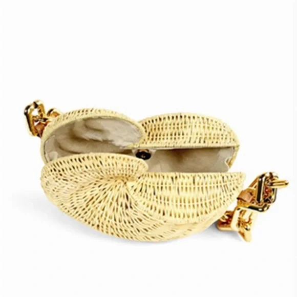 Gold Chain Woven Shell Bag. PreOwned .one Size. - Picture 5 of 11